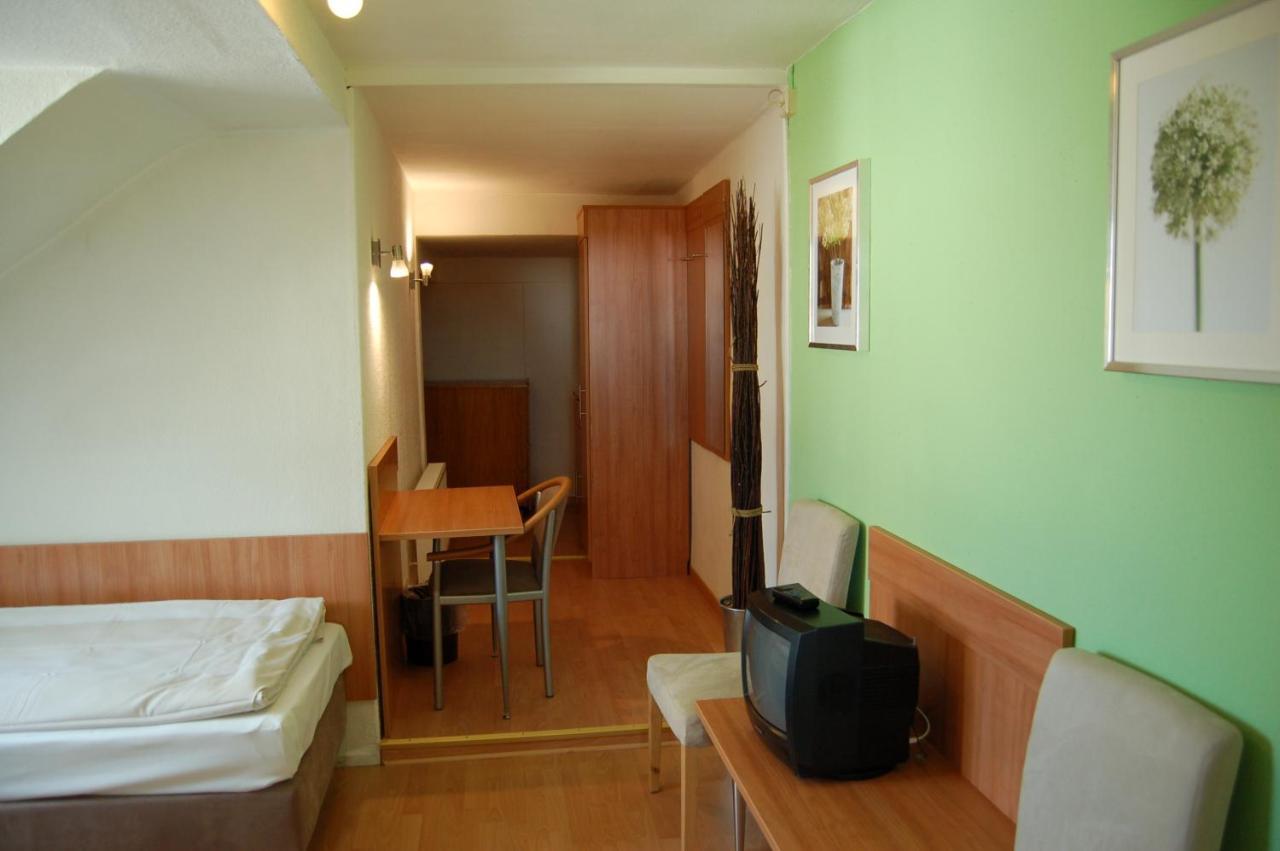 Hotel Adler Neulußheim Cameră foto